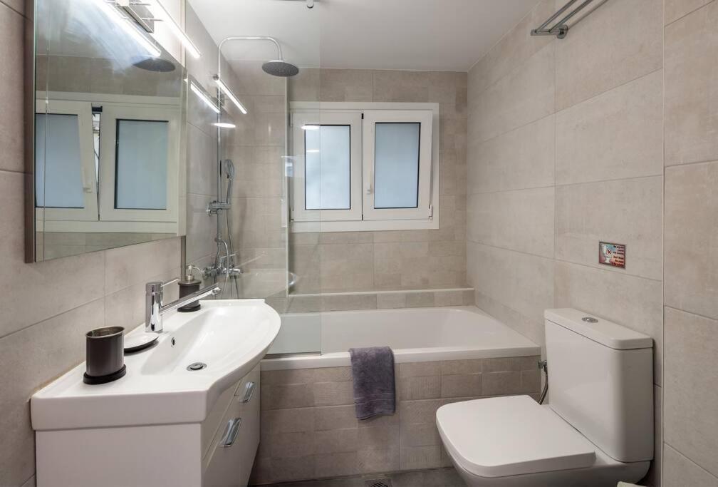Hilton Area Brand New Comfortable Apartment Athena Bagian luar foto